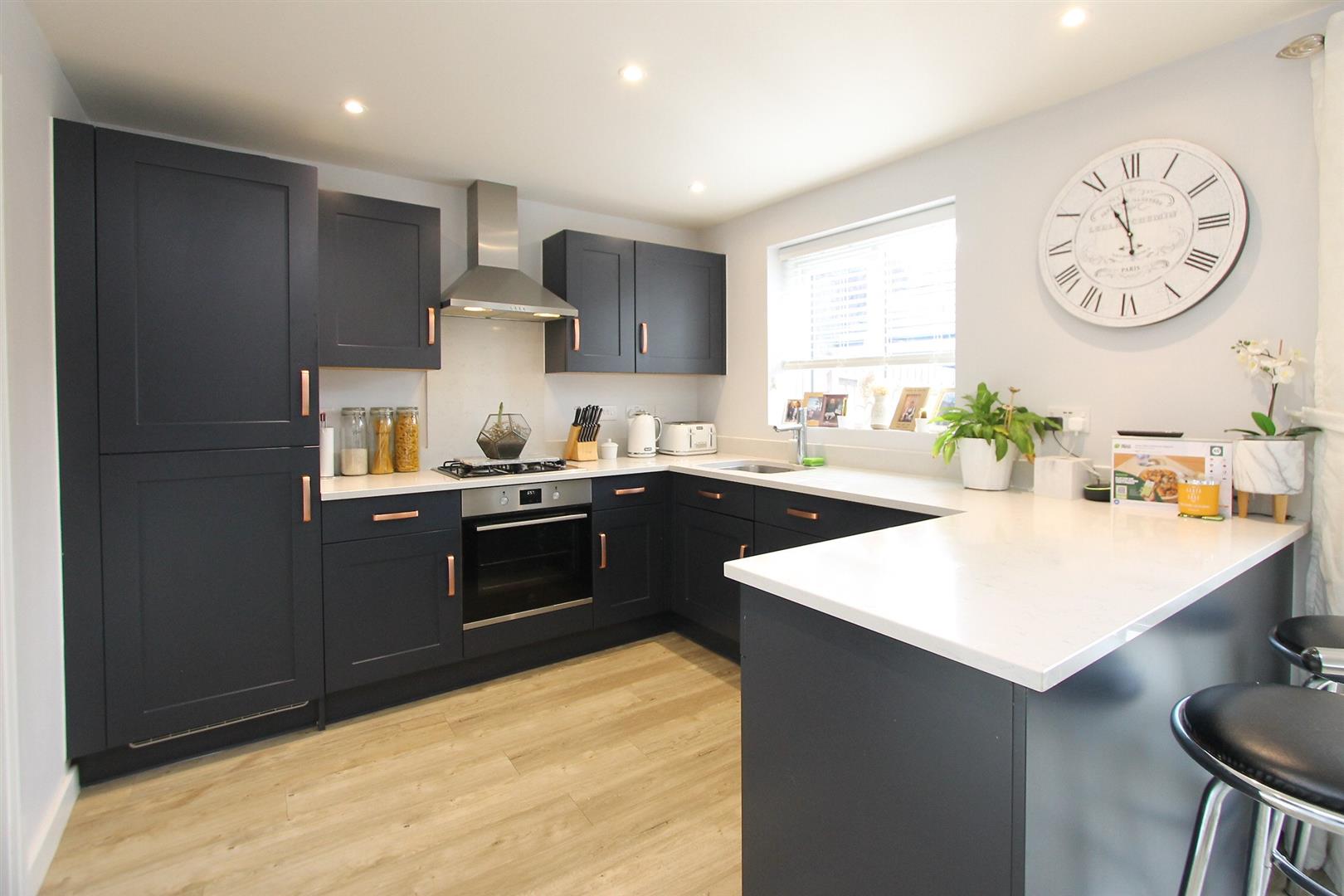 3 bed property in Longlands Avenue, Stourbridge